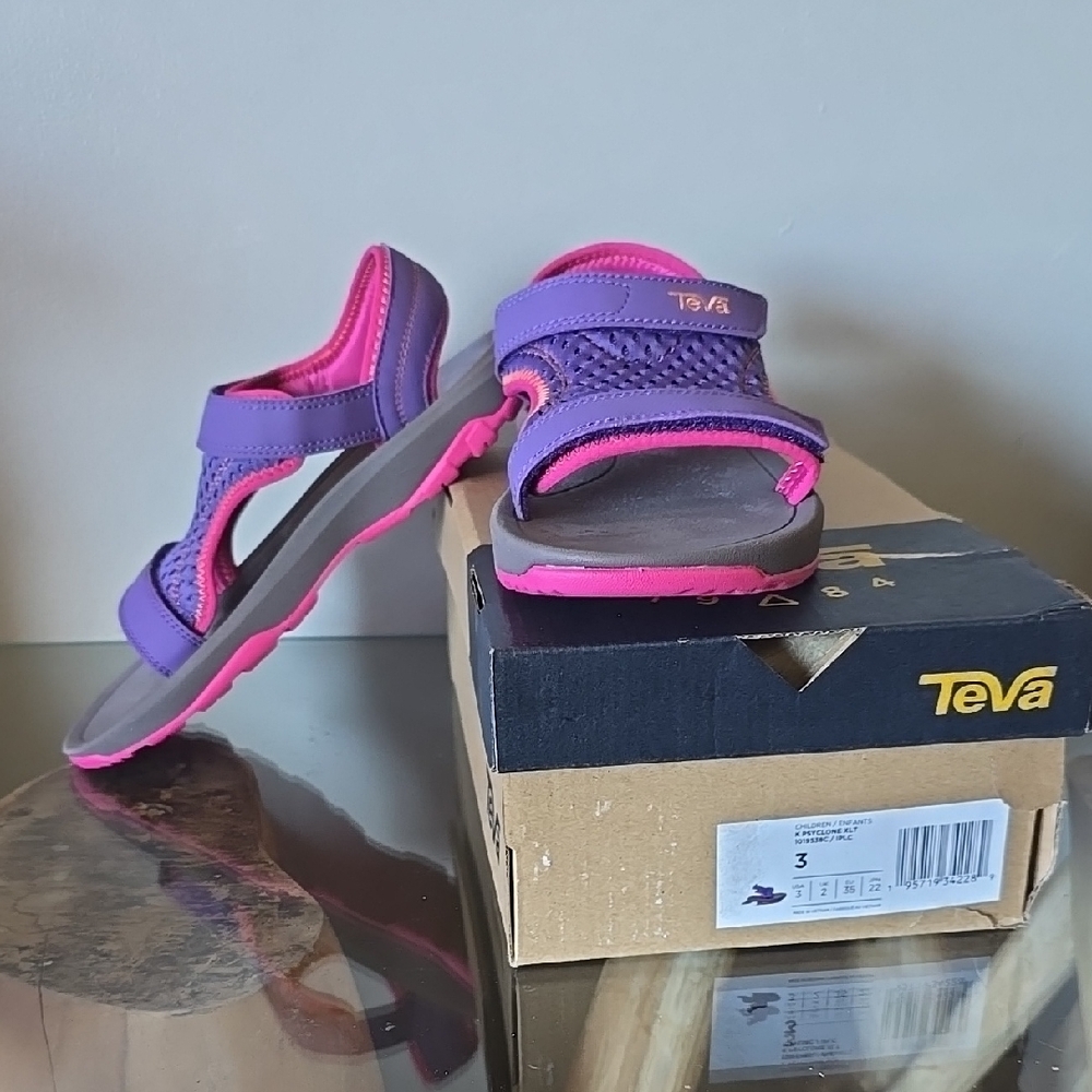 Teva K Psyclone XLT Girls Purple and Pink Sandals 3 NIB